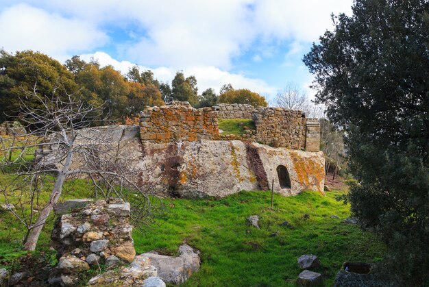 Uitzicht op de kerk van Santa Maria di Lartisina, de berg Altesina op Sicilië