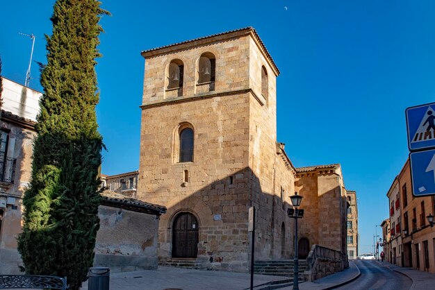 Uitzicht op de kerk van Santo Tomas Canturiense in Salamanca