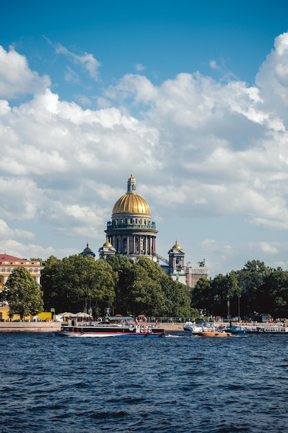 Uitzicht op de kerk van Sint-Petersburg tegen de lucht