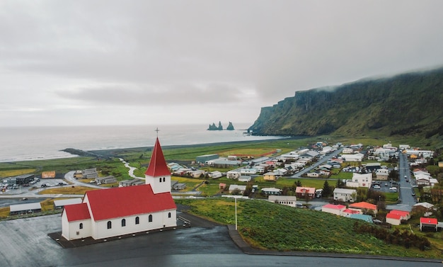 Uitzicht op de kerk van Vik in IJsland