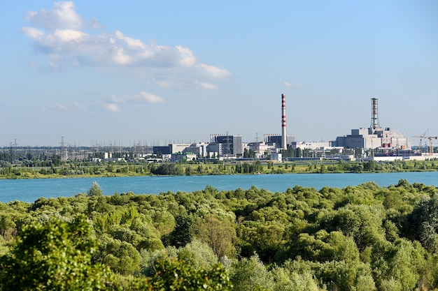 Uitzicht op de kerncentrale. industrieel landschap.