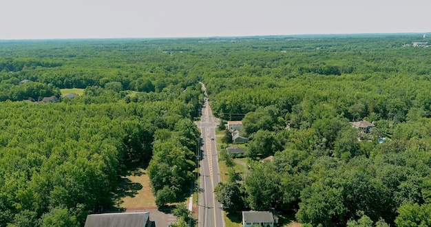 Uitzicht op de kleine Amerikaanse provinciestad tussen het bos in Monroe New Jersey USA