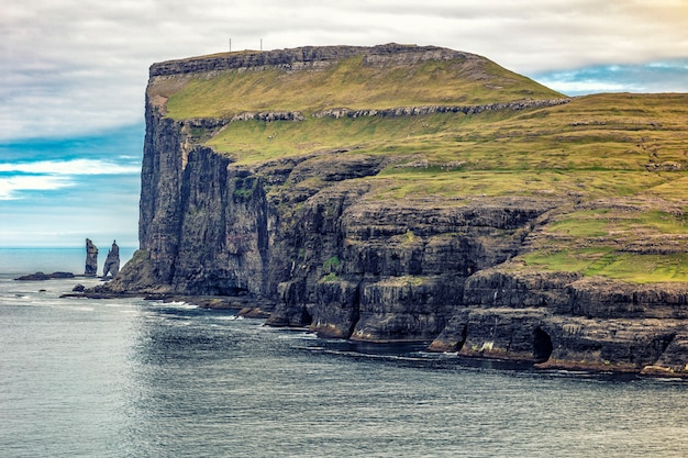 Uitzicht op de kliffen in Faroe