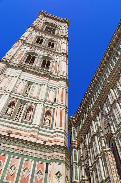 Uitzicht op de klokkentoren van de kathedraal van Florence