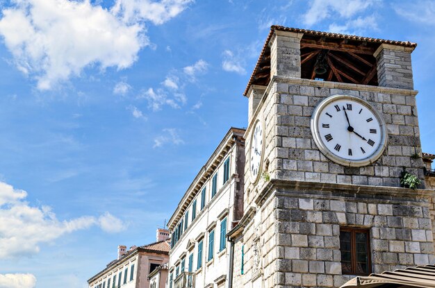 Uitzicht op de klokkentoren van de oude stad van Kotor, Montenegro.