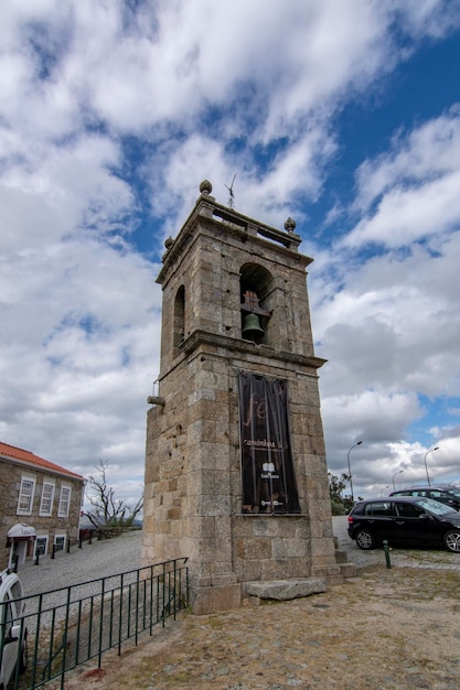 Uitzicht op de klokkentoren van het historische dorp Belmonte portugal