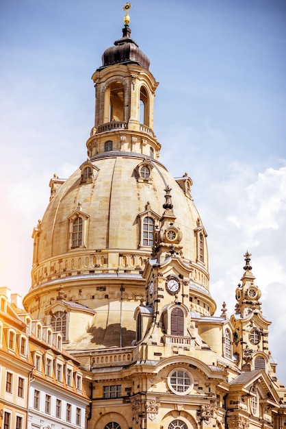 Uitzicht op de koepel van de beroemde kerk van Onze-Lieve-Vrouw in de stad Dresden, Duitsland