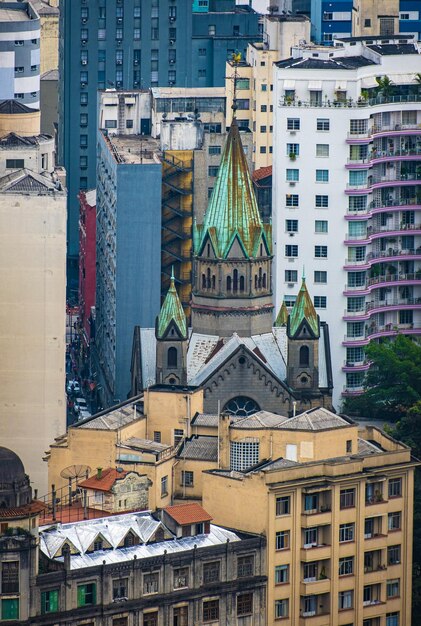 Foto uitzicht op de koepel van de kerk en gebouwen in het centrum van sao paulo door een raam