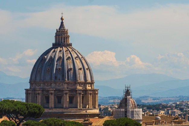 Uitzicht op de koepel van de Sint-Pietersbasiliek in Rome, Italië