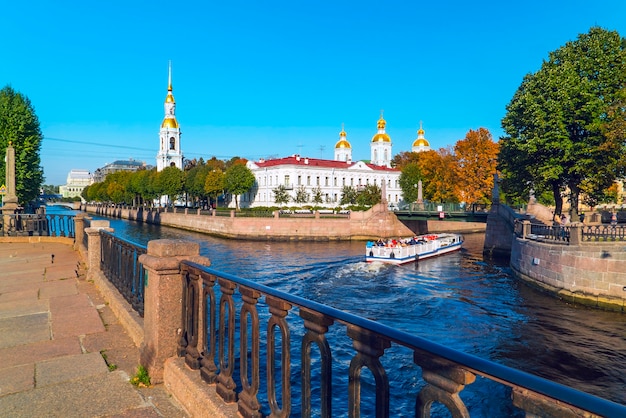 Uitzicht op de koepel van de St. Nicholas marine-kathedraal vanaf de kruising van het Griboyedov-kanaal en het Kryukov-kanaal, Krasnogvardeysky-brug. Sint-Petersburg.