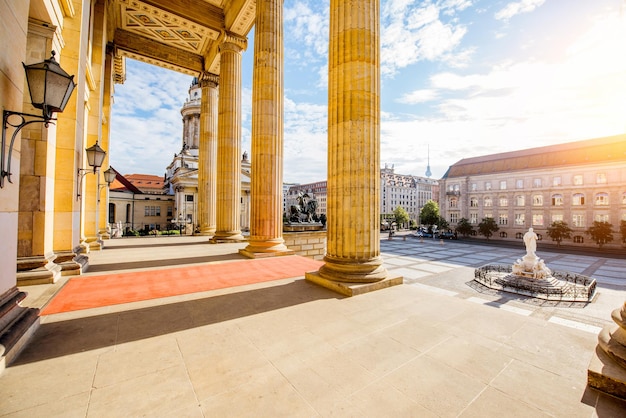 Uitzicht op de kolommen van het concertgebouw met de Duitse kathedraal op de achtergrond tijdens het ochtendlicht in de stad Berlijn