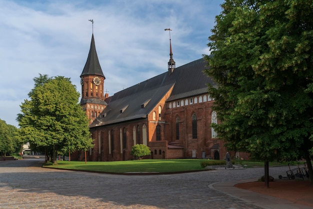 Uitzicht op de Koningberg-kathedraal op het eiland Immanuel Kant op een zonnige zomerdag Kaliningrad, Rusland