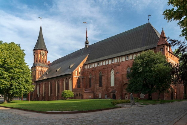 Uitzicht op de Koningberg-kathedraal op het eiland Immanuel Kant op een zonnige zomerdag Kaliningrad, Rusland