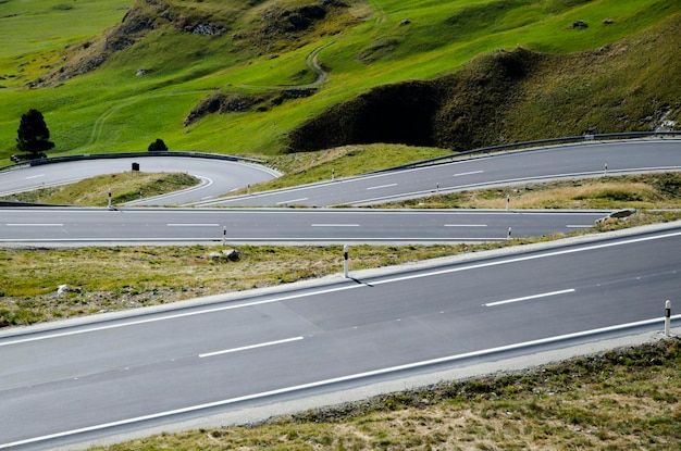 Uitzicht op de kronkelende weg