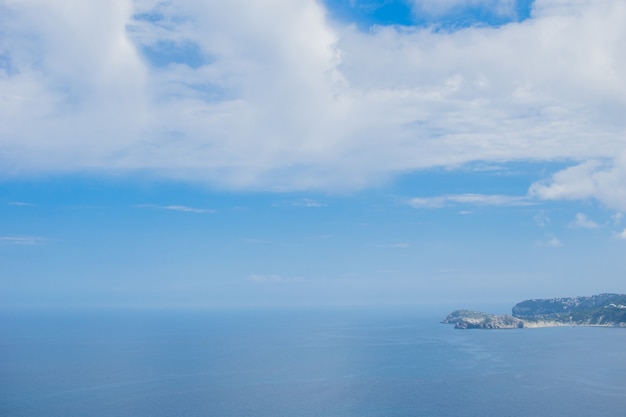 Uitzicht op de kust ergens in zuid-spanje en het blauwe oppervlak van de zee en de blauwe lucht met wolken