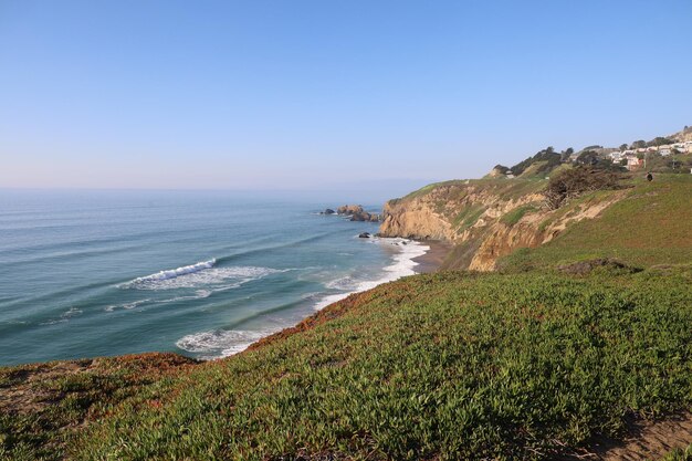 Uitzicht op de kust langs snelweg 1 in Pacifica, Californië