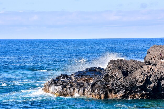 Uitzicht op de kust van de oceaan