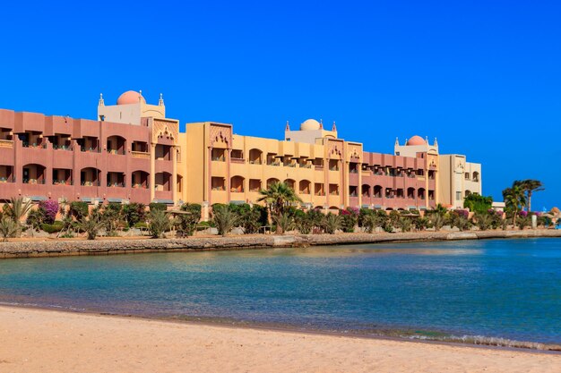 Uitzicht op de kust van de Rode Zee op het strand in Hurghada, Egypte