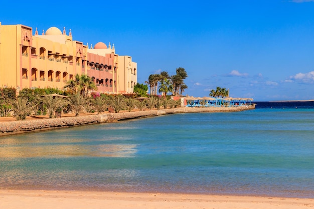 Uitzicht op de kust van de Rode Zee op het strand in Hurghada, Egypte