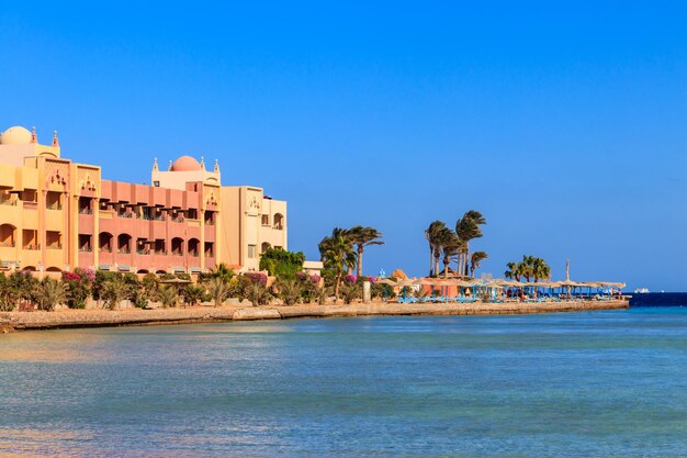 Uitzicht op de kust van de Rode Zee op het strand in Hurghada, Egypte