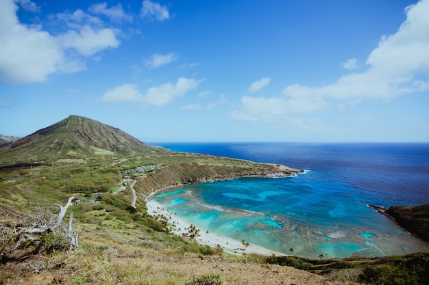 Foto uitzicht op de kust van de zee in hanauma bay, hawaii