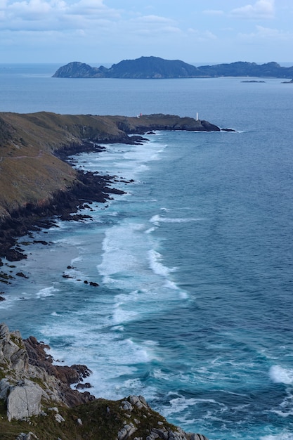 Uitzicht op de kust van La Vela en de Cies-eilanden vanuit het oogpunt van O Facho de Donon