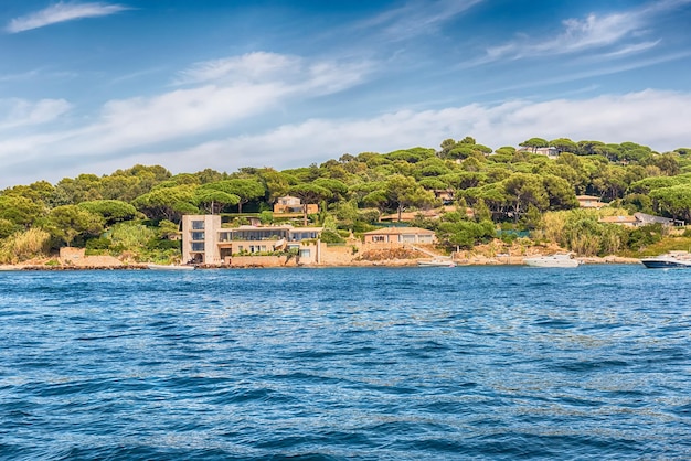 Uitzicht op de kustlijn bij sainttropez cote d'azur frankrijk