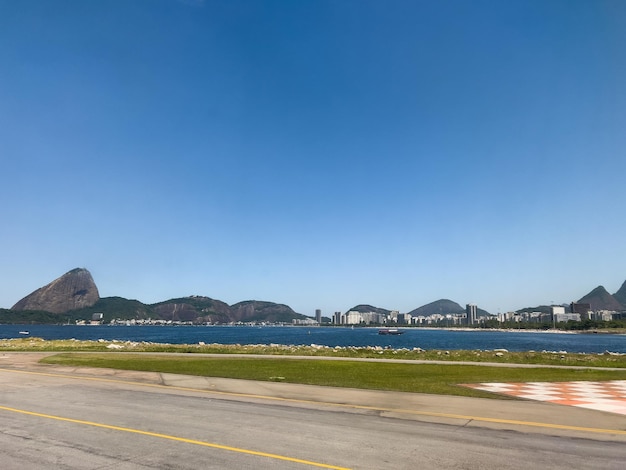 Uitzicht op de landingsbaan van de luchthaven door het vliegtuigraam van de stad Rio de Janeiro Brazilië Uitbundig uitzicht op een van de mooiste plekken ter wereld Zonnige dag