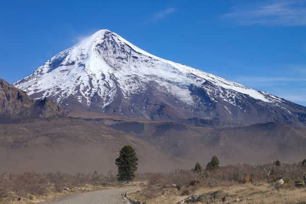 Uitzicht op de Lanin-vulkaan vanaf de weg naar het Tromen-meer in Neuquen, Argentinië.