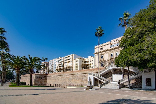 Uitzicht op de lege, met palmbomen omzoomde promenade van het oude fort van Cartagena, Spanje