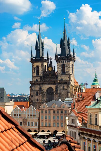 Uitzicht op de majestueuze Tynsky-kathedraal en rode pannendaken van Praag van bovenaf