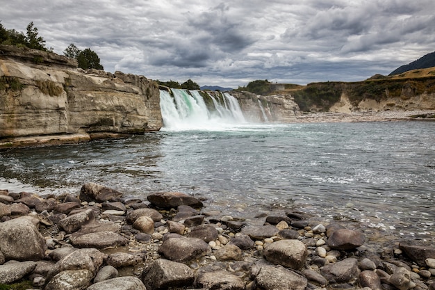 Uitzicht op de maruia-waterval in nieuw-zeeland