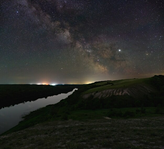 Uitzicht op de Melkweg boven de rivier Heldere sterren aan de nachtelijke hemel Astrofotografie