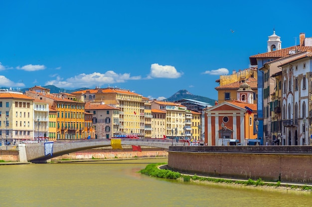 Uitzicht op de middeleeuwse stad Pisa en de rivier de Arno in Italië