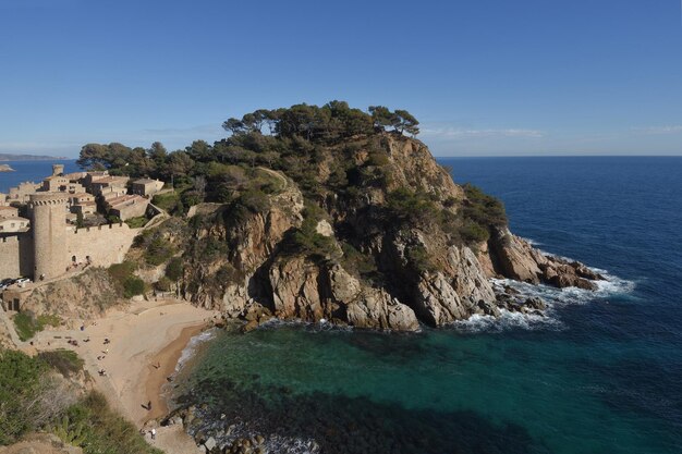 Foto uitzicht op de middeleeuwse stad tossa de mar en de provincie girona catalonië spanje