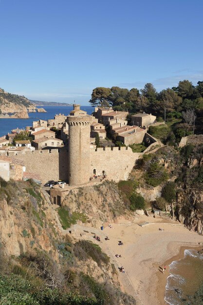 Foto uitzicht op de middeleeuwse stad tossa de mar vanaf de berg bij cala es codolar in de provincie girona