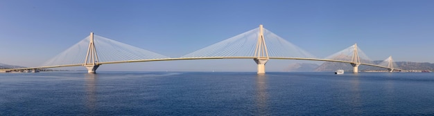 Uitzicht op de moderne brug