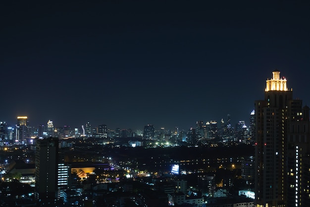 Uitzicht op de moderne nacht stad Bangkok