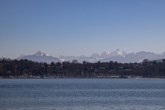 Uitzicht op de mont blanc en de alpen aan het meer van genève, zwitserland