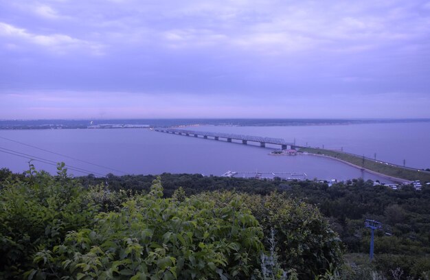 Uitzicht op de nachtbrug Keizerlijke brug in Ulyanovsk