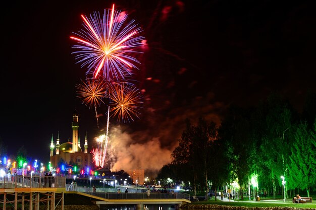 Uitzicht op de nachtelijke hemel en prachtig vuurwerk dat in de stad explodeert