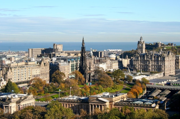 Uitzicht op de National Gallery of Scotland, de Royal Scottish Academy en andere bezienswaardigheden in Edinburgh