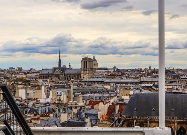Uitzicht op de Notre Dame-kathedraal en het stadsbeeld van het centrum van Pompidou in het voorjaar voor de brand 05 april 2019 Parijs Frankrijk