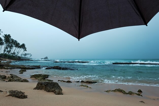 Uitzicht op de oceaan tijdens regen in sri lanka