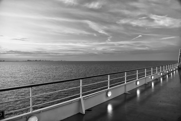 Uitzicht op de oceaan vanaf cruiseschip