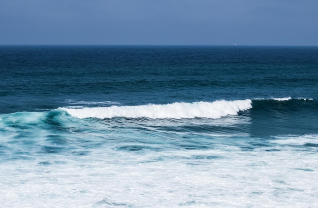 Uitzicht op de oceaankust, perfecte reis- en vakantiebestemming