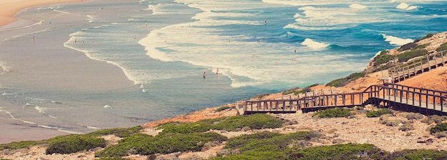 Uitzicht op de oceaankust, perfecte reis- en vakantiebestemming