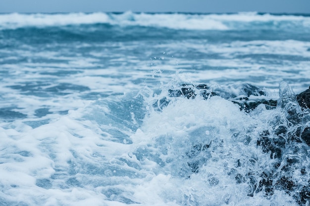 Uitzicht op de oceaankust, perfecte reis- en vakantiebestemming