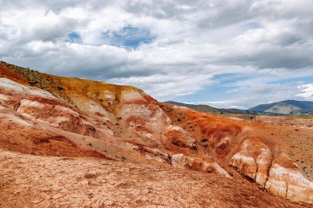 Uitzicht op de onrealistisch mooie kleurrijke kleirotsen in het Altai-gebergte Rusland Fantasie marslandschap met kleurrijke bergen