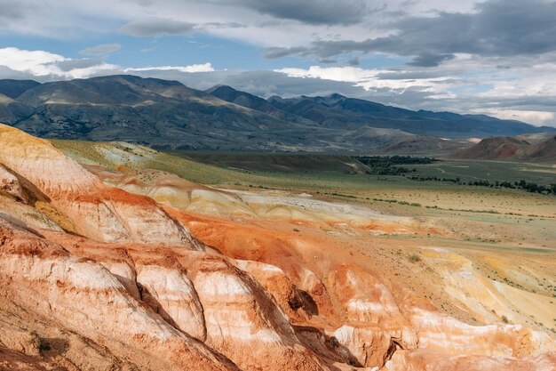 Uitzicht op de onrealistisch mooie kleurrijke kleirotsen in het Altai-gebergte Rusland Fantasie marslandschap met kleurrijke bergen